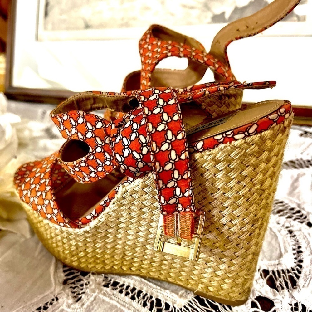 STEVE MADDEN ORANGE BUTTERFLY ESPADRILLES WITH GOLD BUCKLED ANKLE STRAPS - Picture 2 of 6